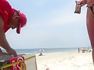 Casada Provocando Trabalhador Na Praia - Brazilxporn.com