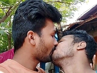 Hilarious Moment With Indian Homosexual Duo Interrupted While Outdoor Blow-job
