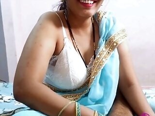 Indian Aunty In Traditional Saree Shows Off Her Hairy Black Slit