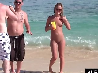 Six Horny Lesbos Do It On A Public Beach